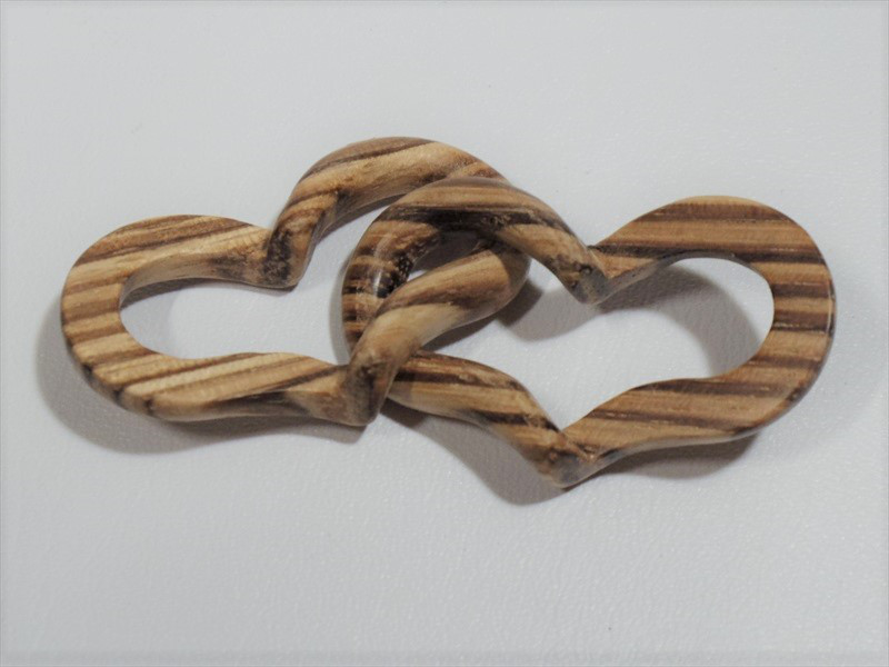 銘木のペンダントトップ『ハーツ（４U)』（ゼブラウッド）「太っちょ」磨き仕上げ