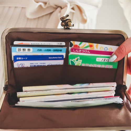 診察券や医療証もすっきり収納｜ショルダー対応のがま口母子手帳