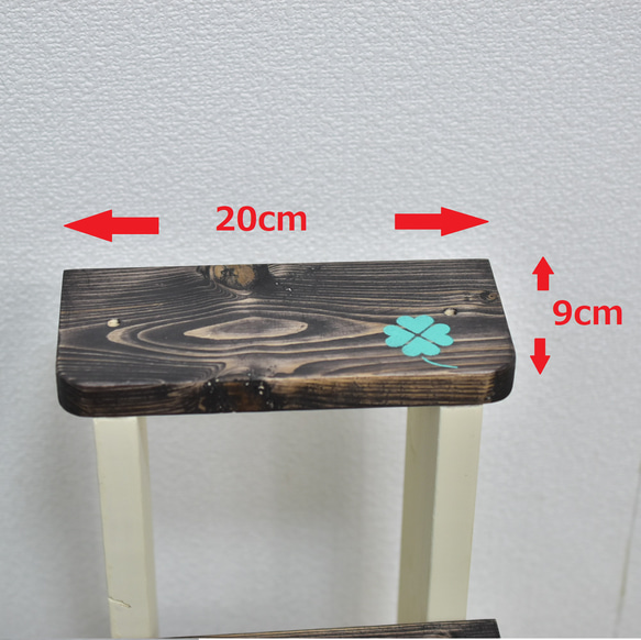 アンティークな雰囲気とクローバーのステンシルが可愛い！【ステップスタンド】 9枚目の画像