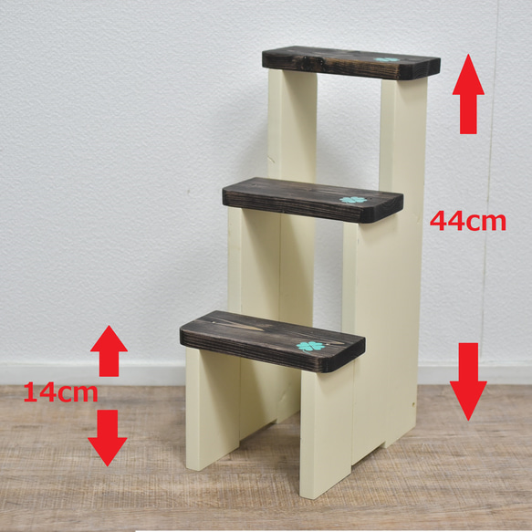アンティークな雰囲気とクローバーのステンシルが可愛い！【ステップスタンド】 8枚目の画像