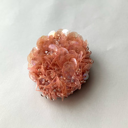 "haruhana"〜sakura〜　桜　刺繍スパンコールブローチ　サーモンピンク　きらきらブローチ　オーバル型 12枚目の画像