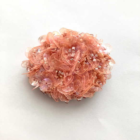 "haruhana"〜sakura〜　桜　刺繍スパンコールブローチ　サーモンピンク　きらきらブローチ　オーバル型 11枚目の画像