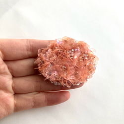 "haruhana"〜sakura〜　桜　刺繍スパンコールブローチ　サーモンピンク　きらきらブローチ　オーバル型 10枚目の画像