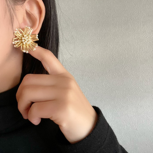 竹ビーズのフラワー耳飾り【tiQtiQ/gold perl］ ピアス