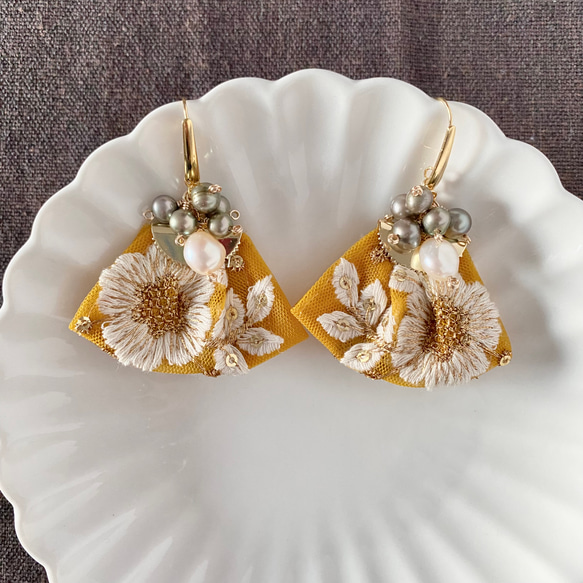 印度刺繡絲帶芥末含羞草桂花淡水珍珠手術不銹鋼耳環/耳環 第2張的照片