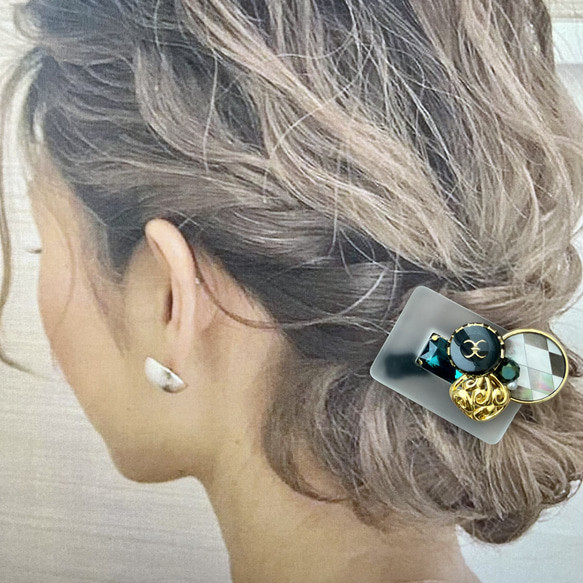 まるで宝石ヘアクリップ  エメラルドグリーンとゴールド　簡単に華やか大人可愛いボタンアクセサリー 5枚目の画像