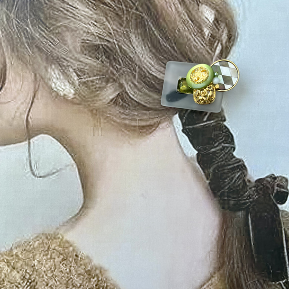 まるで宝石ヘアクリップ  ペリドットグリーンとゴールド　簡単に華やか大人可愛いボタンアクセサリー 3枚目の画像