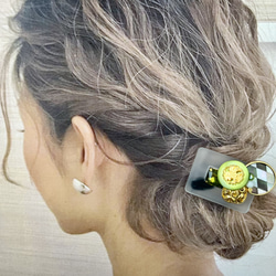 まるで宝石ヘアクリップ  ペリドットグリーンとゴールド　簡単に華やか大人可愛いボタンアクセサリー 6枚目の画像