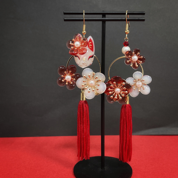 耳飾り 梅と狐面の耳飾り(ピアス・イヤリング) ピアス（フック・チェーン） 叶