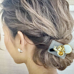 まるで宝石ヘアクリップ  ホワイトシェルとゴールド　簡単に華やか大人可愛いボタンアクセサリー 4枚目の画像