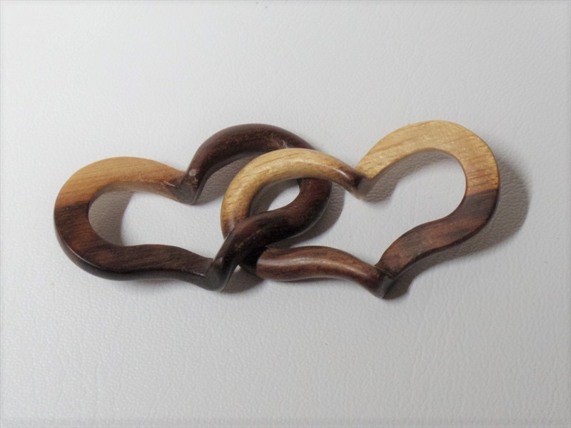 銘木のペンダントトップ『ハーツ（４U)』（スネークウッド 白太有り）「太っちょ」磨き仕上げ