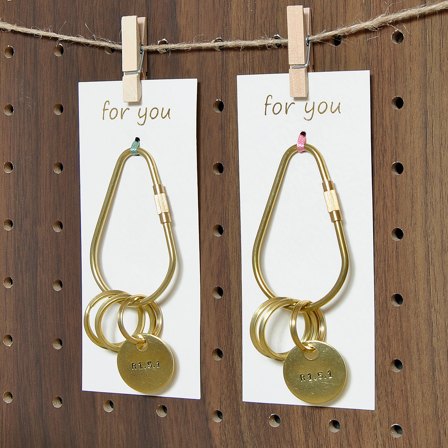 ペア 手打ち刻印 名入れができる 真鍮ティアドロップ型キーリングのペアキーホルダー（2個1セット）