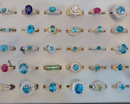 カンボジアジュエリー ブルージルコン（ラタナキリブルー/スターライト