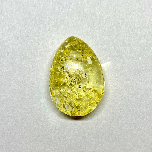 リトアニア産イエローアンバー（琥珀）グリッターいっぱい【AMB005