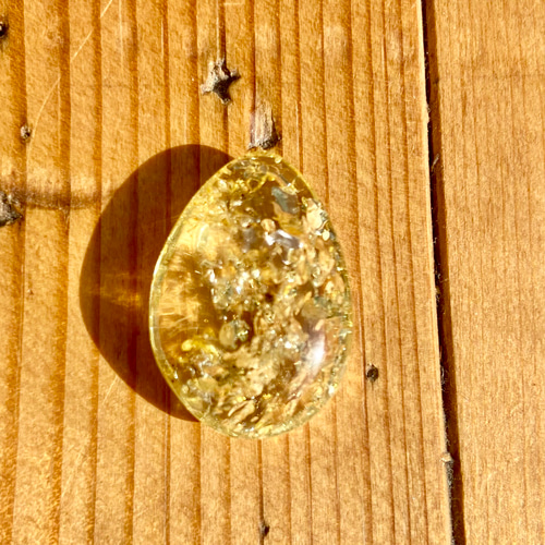 リトアニア産イエローアンバー（琥珀）グリッターいっぱい【AMB005