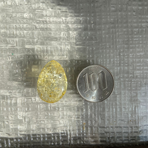 リトアニア産イエローアンバー（琥珀）グリッターいっぱい【AMB005