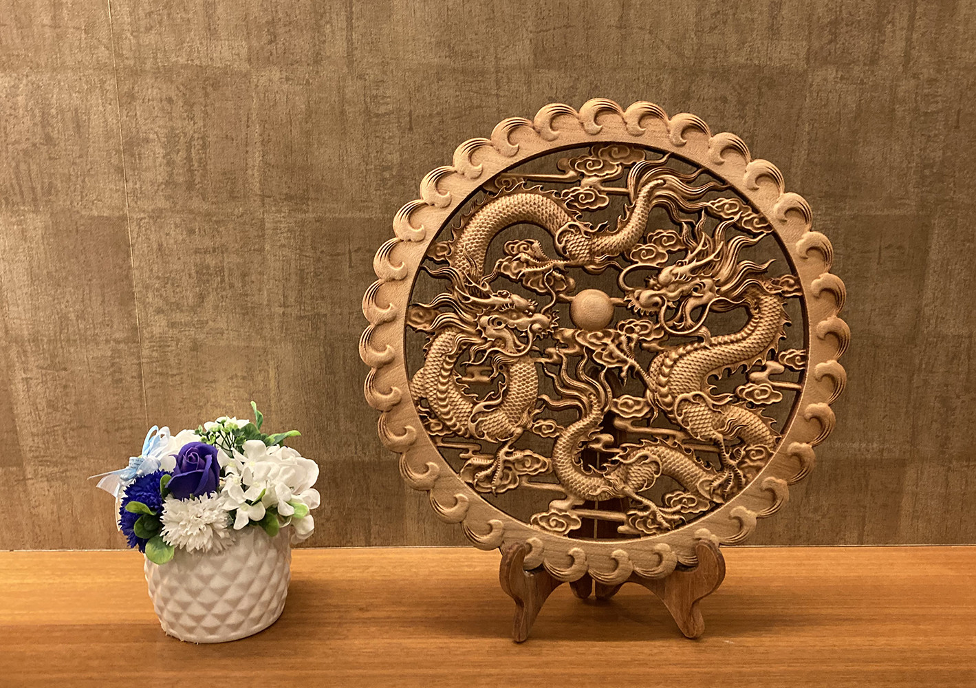 家の装飾、肥城桃木双龍戯珠を彫っています