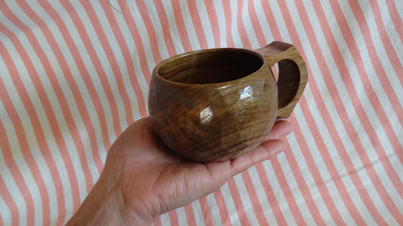 古木のチークで作った一木彫りコーヒーカップ. 2枚目の画像