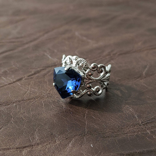 ダークブルー☆トリリアント(三角)クリスタル ガラス 大ぶりリング｜藍