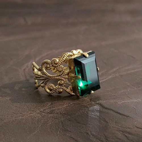 アンティークの鏡 燻んだ感じのエメラルドグリーン 人気スイーツ店