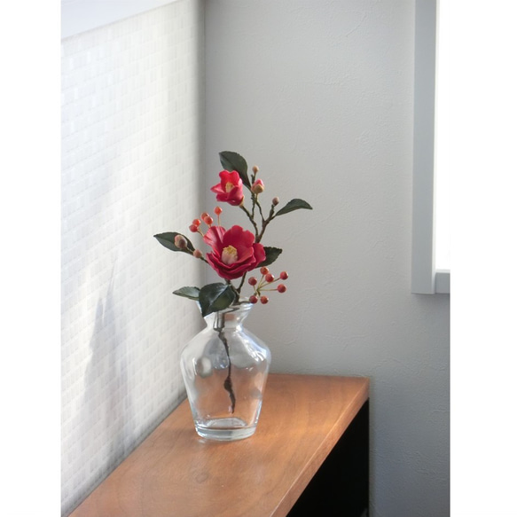 ✿【 粘土置物 】「雪解け水に咲く」赤椿とサンキライ風の実 ／ 花瓶付きですぐ飾れる！ 12枚目の画像