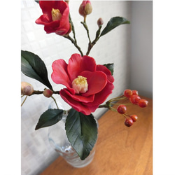 ✿【 粘土置物 】「雪解け水に咲く」赤椿とサンキライ風の実 ／ 花瓶付きですぐ飾れる！ 9枚目の画像