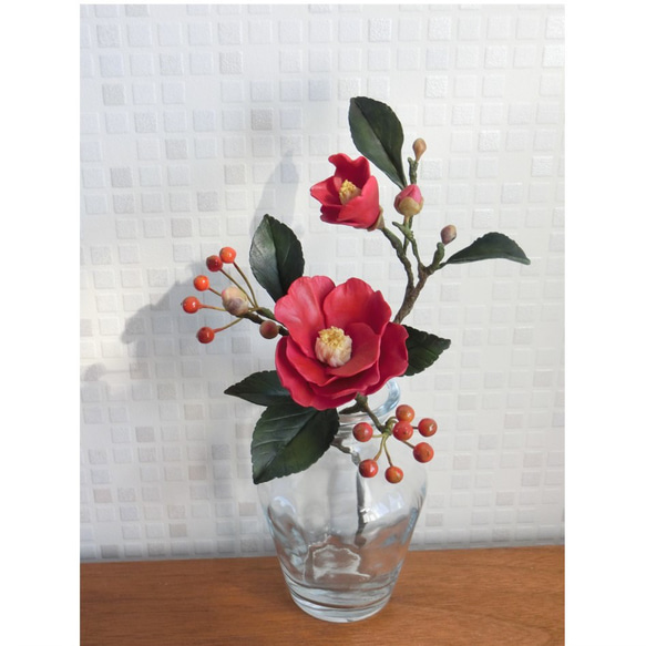 ✿【 粘土置物 】「雪解け水に咲く」赤椿とサンキライ風の実 ／ 花瓶付きですぐ飾れる！ 8枚目の画像