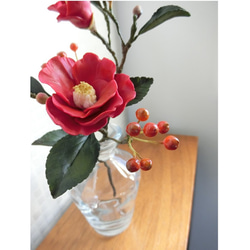 ✿【 粘土置物 】「雪解け水に咲く」赤椿とサンキライ風の実 ／ 花瓶付きですぐ飾れる！ 10枚目の画像