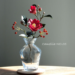 ✿【 粘土置物 】「雪解け水に咲く」赤椿とサンキライ風の実 ／ 花瓶付きですぐ飾れる！ 1枚目の画像