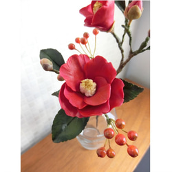 ✿【 粘土置物 】「雪解け水に咲く」赤椿とサンキライ風の実 ／ 花瓶付きですぐ飾れる！ 11枚目の画像