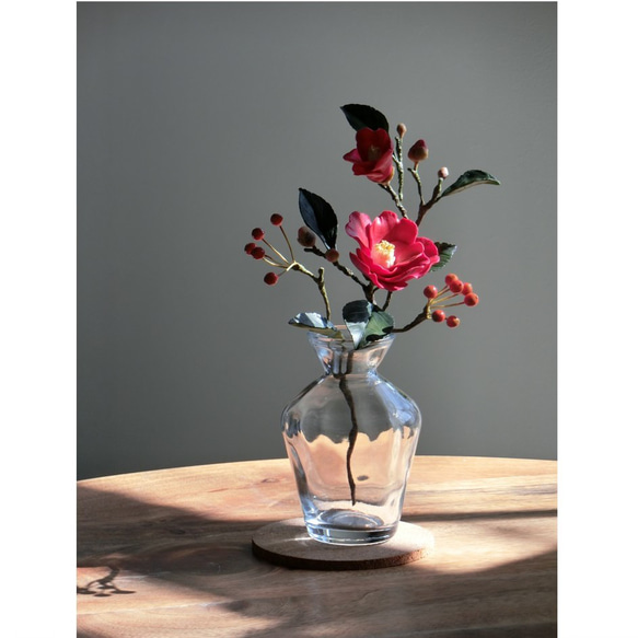 ✿【 粘土置物 】「雪解け水に咲く」赤椿とサンキライ風の実 ／ 花瓶付きですぐ飾れる！ 4枚目の画像