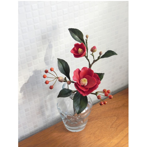 ✿【 粘土置物 】「雪解け水に咲く」赤椿とサンキライ風の実 ／ 花瓶付きですぐ飾れる！ 6枚目の画像