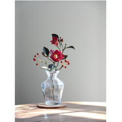 ✿【 粘土置物 】「雪解け水に咲く」赤椿とサンキライ風の実 ／ 花瓶付きですぐ飾れる！ 5枚目の画像