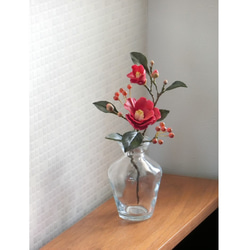 ✿【 粘土置物 】「雪解け水に咲く」赤椿とサンキライ風の実 ／ 花瓶付きですぐ飾れる！ 15枚目の画像