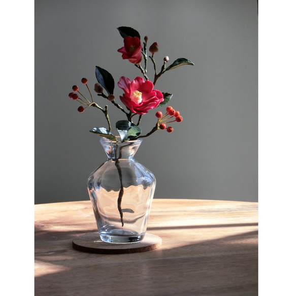 ✿【 粘土置物 】「雪解け水に咲く」赤椿とサンキライ風の実 ／ 花瓶付きですぐ飾れる！ 3枚目の画像