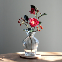 ✿【 粘土置物 】「雪解け水に咲く」赤椿とサンキライ風の実 ／ 花瓶付きですぐ飾れる！ 2枚目の画像