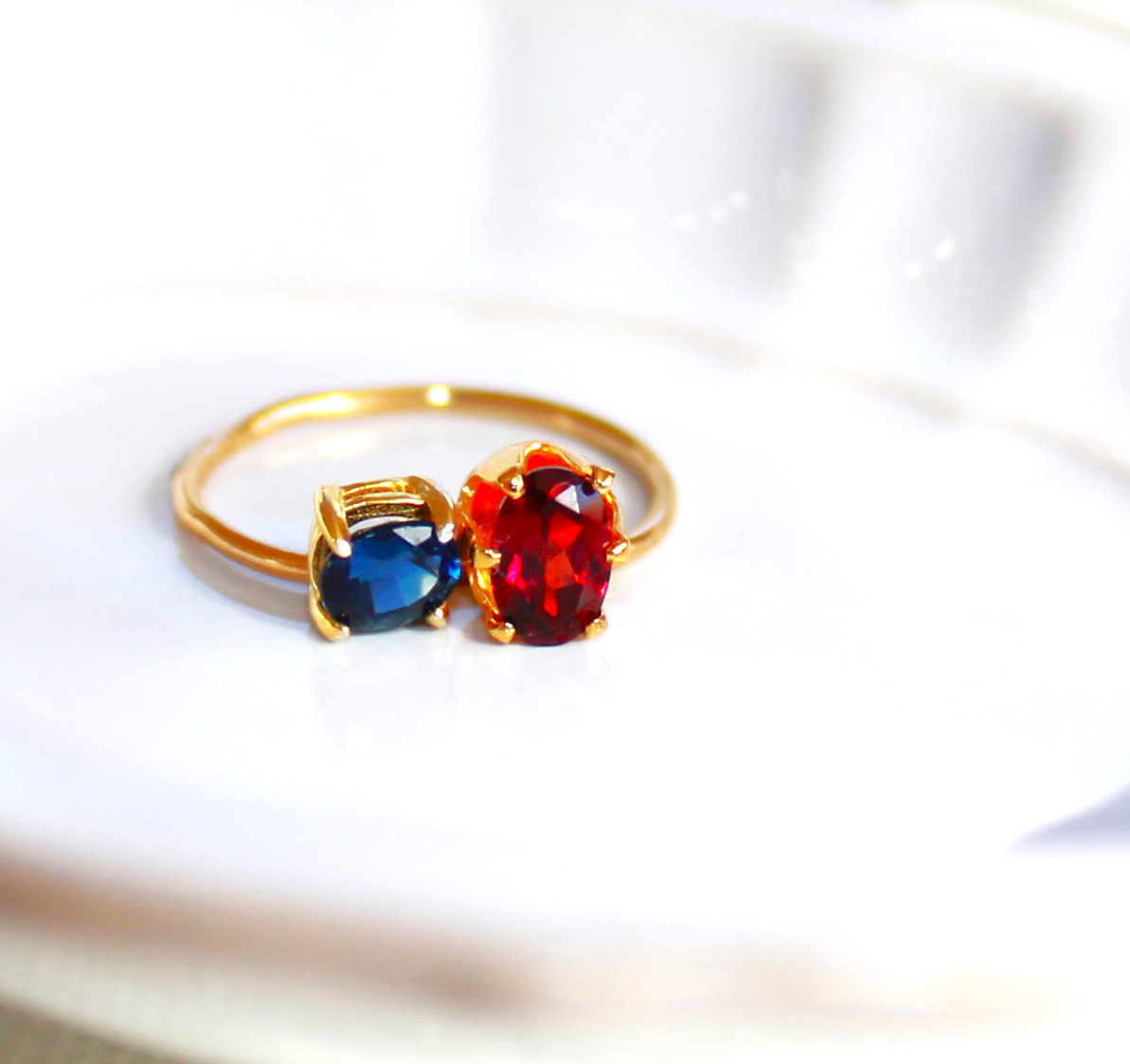 - odd eye - Sapphire & Garnet Ring