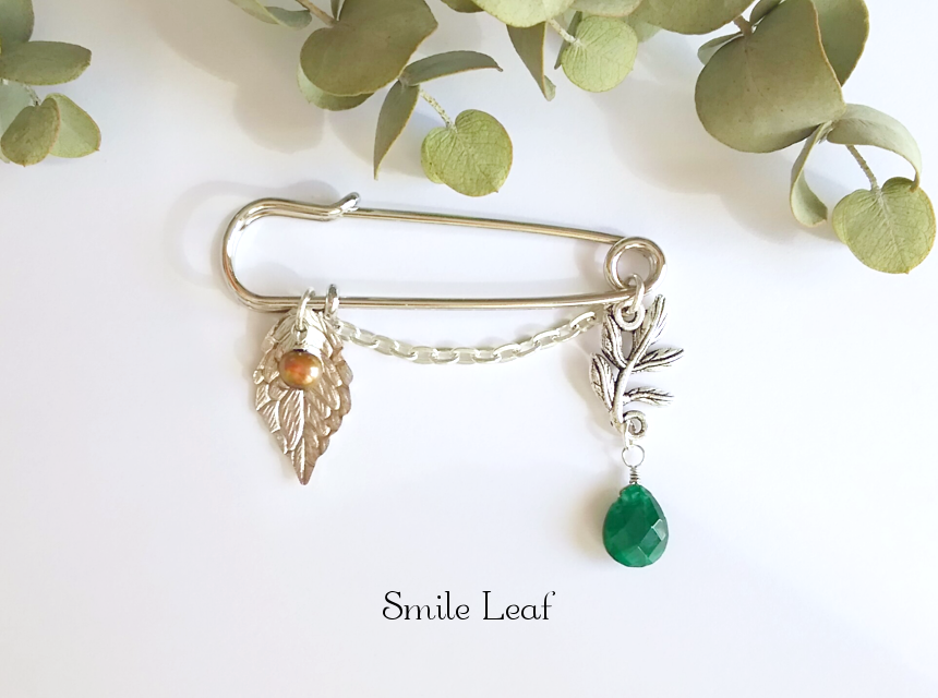 浮彫りブローチ パール・エメラルド付き チェコヴィンテージガラスのブローチ エメラルド シルバー金具