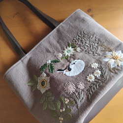 *受注製作*手刺繍*雪の妖精♪シマエナガと冬の華*楕円底の巾着トートバッグ*リネン＆リバティMeadowメドウ* 2枚目の画像