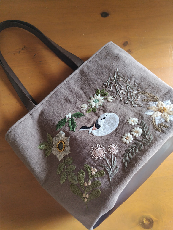 *受注製作*手刺繍*雪の妖精♪シマエナガと冬の華*楕円底の巾着トートバッグ*リネン＆リバティMeadowメドウ* 2枚目の画像