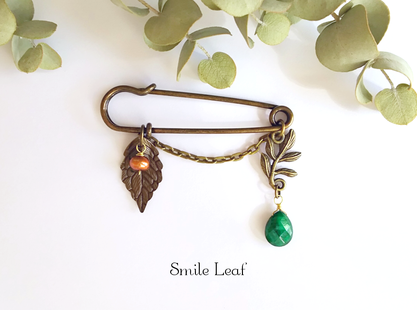 エメラルドと淡水パールのアンティーク風ブローチ