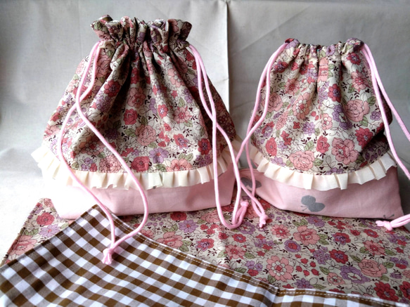 YUWA　ピンク花柄　お弁当袋、コップ袋、ランチマットの3点セット　お揃い　〜入園　入学準備〜 1枚目の画像