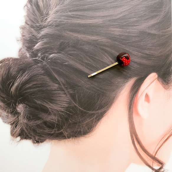 【2月限定アイテム】とろ〜りチョコがけイチゴヘアピンクレイ/チョコ/可愛い/ゴールド/苺/いちご/まとめ髪 4枚目の画像
