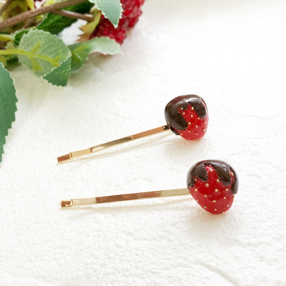 【2月限定アイテム】とろ〜りチョコがけイチゴヘアピンクレイ/チョコ/可愛い/ゴールド/苺/いちご/まとめ髪 1枚目の画像