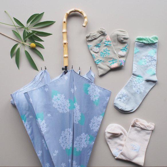 【包郵】超值長傘+3雙襪子套裝，晴天雨天都可以穿，淺灰色，花朵，燕子 ALCEDO 第1張的照片