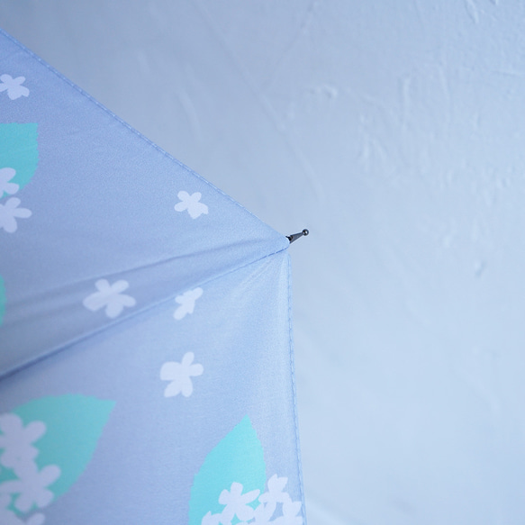 【送料無料】長傘と靴下3足のお得なセット 晴雨兼用 ライトグレー 花 ツバメ ALCEDO　 15枚目の画像