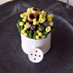 ◆粘土のお花＆フェイグリーン◆　手のひらサイズ♪　小さなミモザ＆多肉植物　白いジョウロポット…M771 8枚目の画像