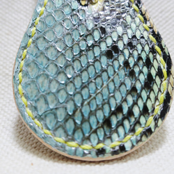スタッズキーホルダー ダイヤモンドパイソン ヘビ革 キーリング 革小物 レザークラフト 手縫い 限定品 新品未使用 3枚目の画像