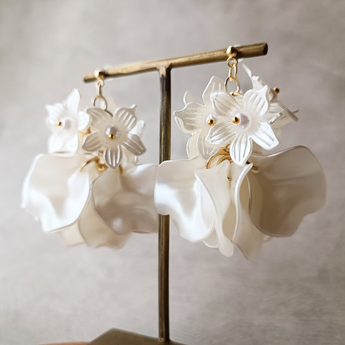 白 サテン 大ぶり 揺れる ロング 花 結婚式 ウェディング ブライダル