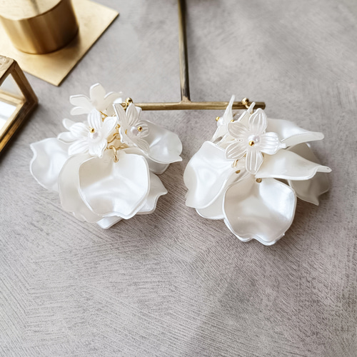 白 サテン 大ぶり 揺れる ロング 花 結婚式 ウェディング ブライダル